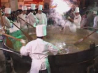 صور World\'s largest cooking pot at Birgufest المكان الرائع